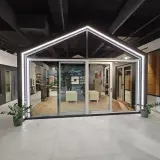 Nowoczesny salon z oknami i drzwiami, z ekspozycją w kształcie domu.
