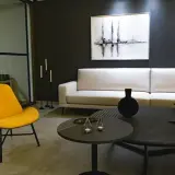 Jak wybrać meble w salonie meblowym, żeby służyły przez lata?