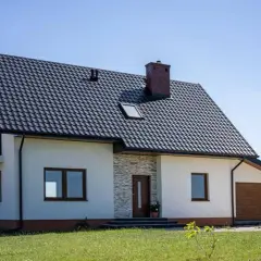 Jak wybrać między dachówką krańcową a okuciem blaszanym na dachu? Porównanie cech, funkcji i zastosowań
