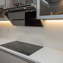 Jak działa okap skośny? Poznaj wszystkie tryby pracy i rodzaje filtrów