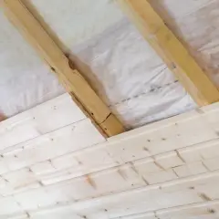 Jaką folię pod wełnę mineralną na strop wybrać, aby uniknąć wilgoci?