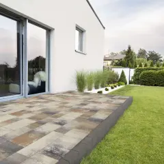 Jak prawidłowo położyć kostkę brukową na betonowym tarasie bez błędów i kosztownych napraw