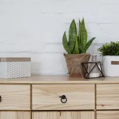 Jak udekorować komodę w salonie: 15 inspirujących pomysłów