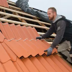 Krok po kroku jak wymienić dachówkę samodzielnie - instrukcja dla majsterkowicza