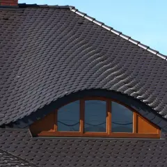Dachówki ceramiczne w rybią łuskę: poznaj najlepszy sposób układania