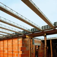 Ile kosztuje strop betonowy? Zaskakujące różnice w cenach w Polsce