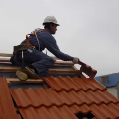 Jak ułożyć dachówkę ceramiczną samodzielnie: kompletna instrukcja montażu