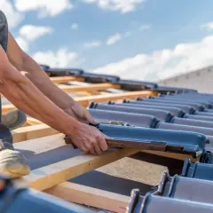 Jak montować dachówkę na dachu - instrukcja dla początkujących dekarzy