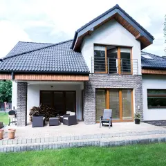 Jakie okna dobrać do czarnej dachówki - porady stylistów i architektów