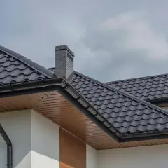 Jak dobrać podbitkę do czarnej dachówki - najlepsze rozwiązania i inspiracje