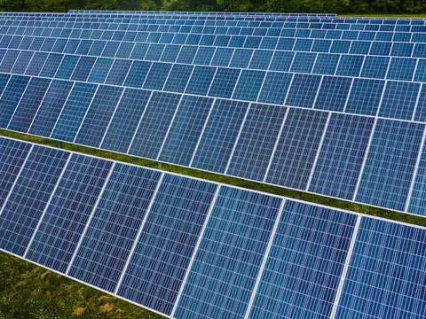  Fotowoltaika na gruncie - ile kosztuje montaż i instalacja? Panel PV na działce to opłacalne źródło energii