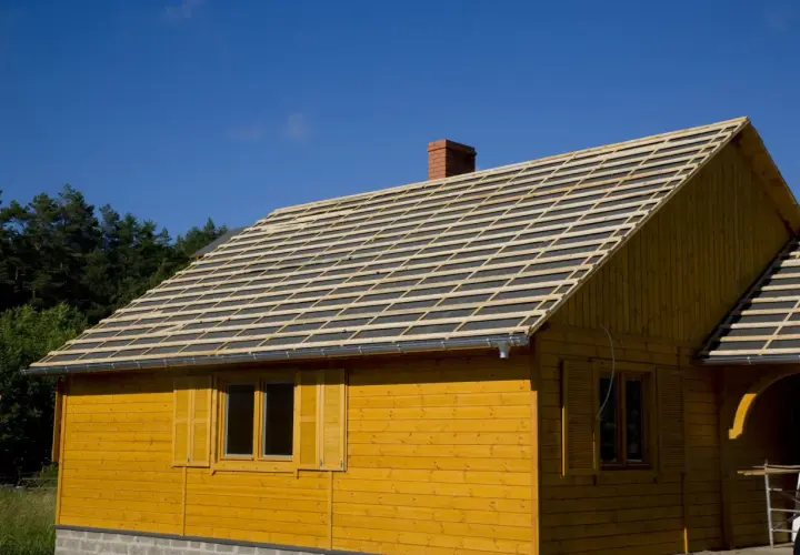 Co to jest papa dachowa imitująca dachówkę? Poznaj cechy i zalety tego materiału