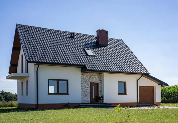 Jak wybrać między dachówką krańcową a okuciem blaszanym na dachu? Porównanie cech, funkcji i zastosowań