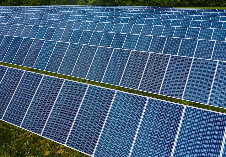  Fotowoltaika na gruncie - ile kosztuje montaż i instalacja? Panel PV na działce to opłacalne źródło energii
