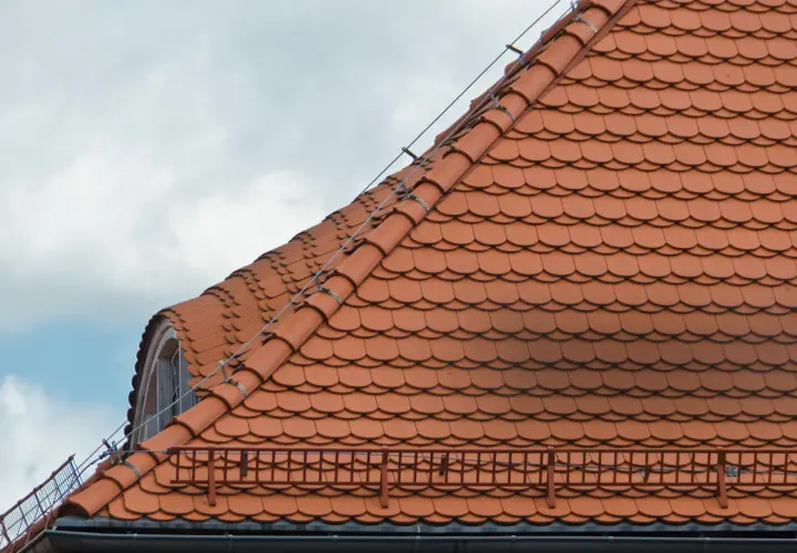 Dachówka: poznaj najważniejsze cechy i rodzaje materiału na dach