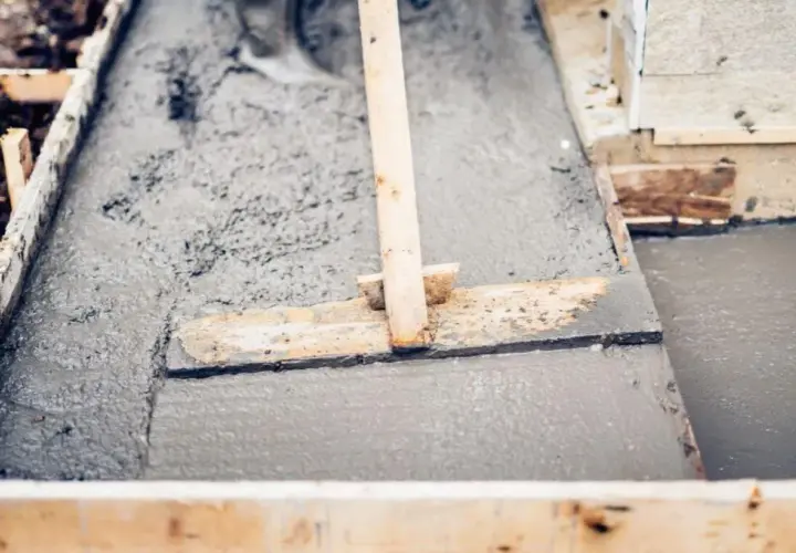 Ile czasu wiąże beton B25 na stropie? Kluczowe czynniki i praktyczne porady