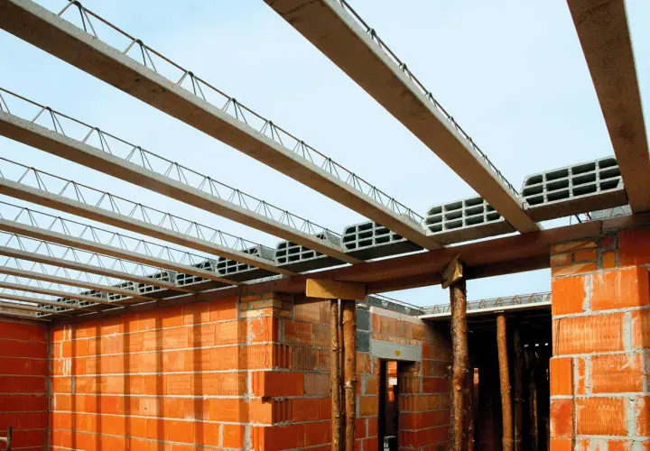 Ile kosztuje strop betonowy? Zaskakujące różnice w cenach w Polsce