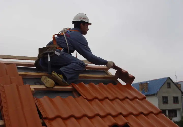 Jak ułożyć dachówkę ceramiczną samodzielnie: kompletna instrukcja montażu