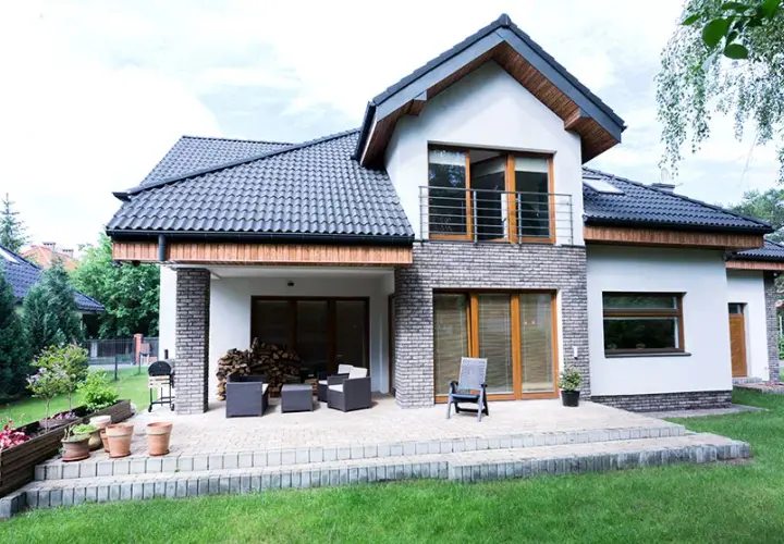 Jakie okna dobrać do czarnej dachówki - porady stylistów i architektów