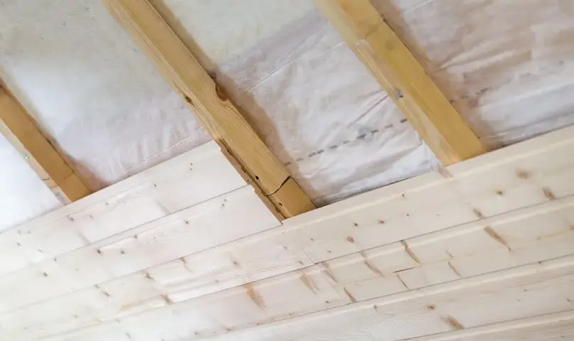 Jaką folię pod wełnę mineralną na strop wybrać, aby uniknąć wilgoci?