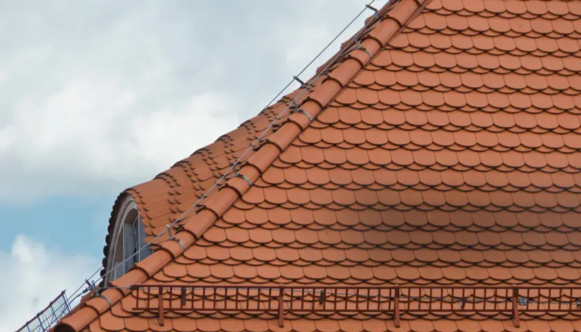 Dachówka: poznaj najważniejsze cechy i rodzaje materiału na dach