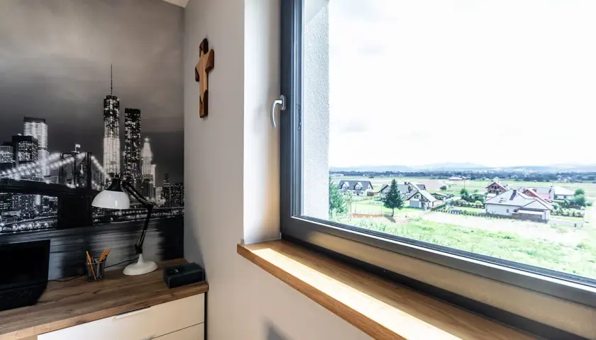 Jak prawidłowo wpuścić parapet w ścianę – unikaj błędów i zrób to sam!