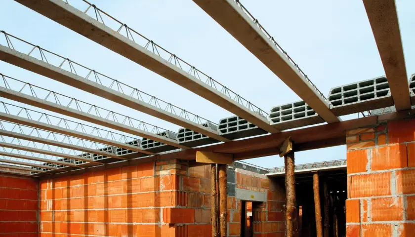 Ile kosztuje strop betonowy? Zaskakujące różnice w cenach w Polsce