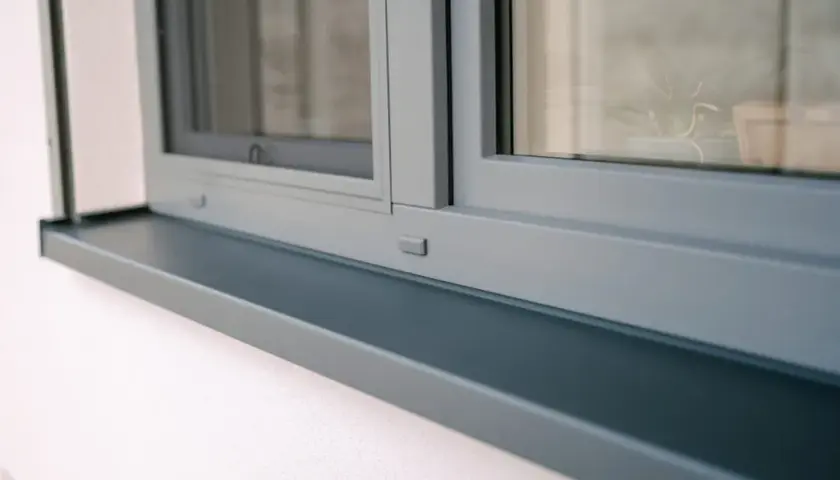 Parapet pod okno czy do okna: co wybrać dla lepszej izolacji?