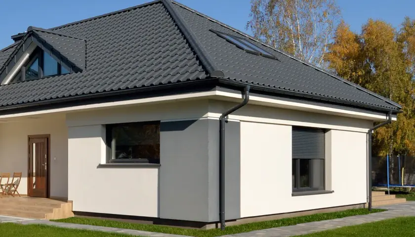 Jakie dachówki najlepiej sprawdzą się na dachu kopertowym - poradnik wyboru