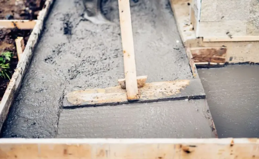 Ile czasu wiąże beton B25 na stropie? Kluczowe czynniki i praktyczne porady