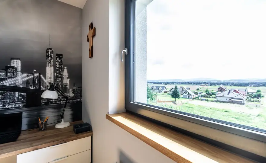 Jak prawidłowo wpuścić parapet w ścianę – unikaj błędów i zrób to sam!