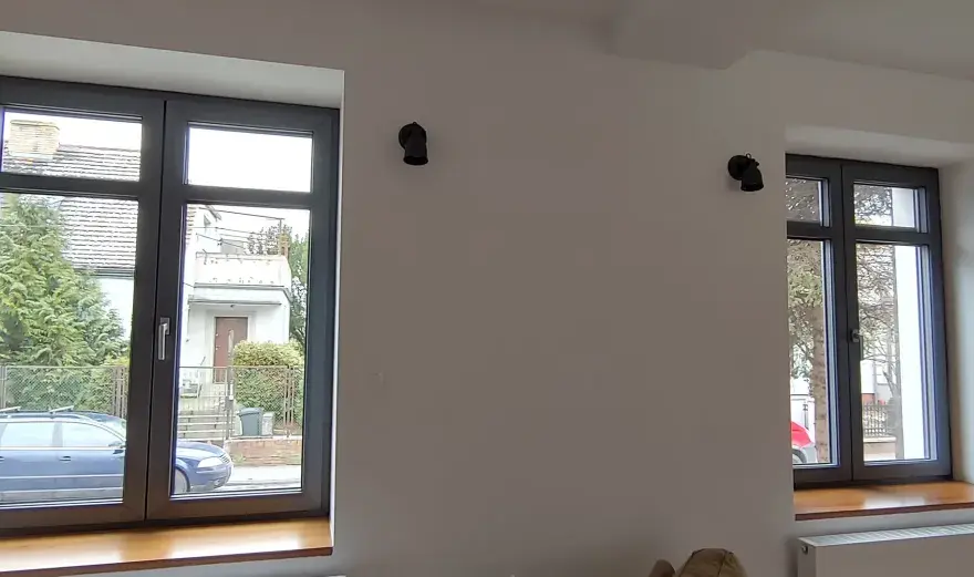 Jak wybrać idealne parapety wewnętrzne do ciemnych okien? Porady i inspiracje