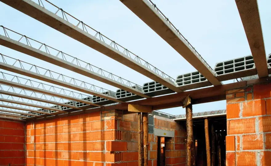 Ile kosztuje strop betonowy? Zaskakujące różnice w cenach w Polsce