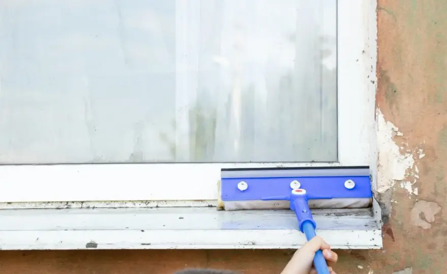 Jak skutecznie wyczyścić parapet z blachy ocynkowanej i uniknąć korozji