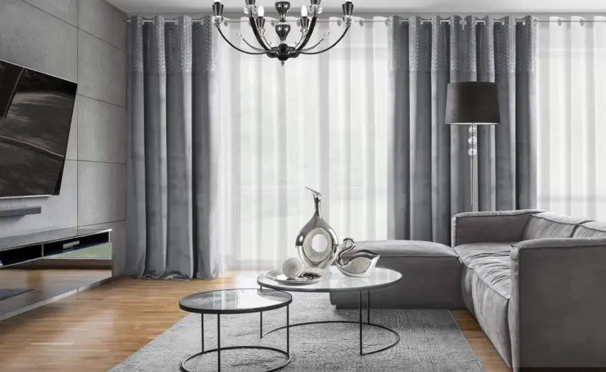 Inspirujące aranżacje zasłon do salonu - modne style i wzory