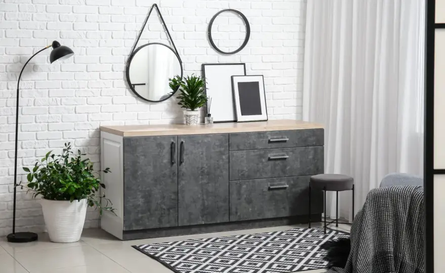 Najlepsze ozdoby na komodę w salonie - 10 inspirujących pomysłów