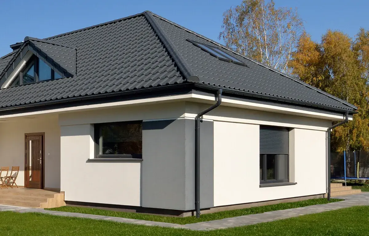 Jakie dachówki najlepiej sprawdzą się na dachu kopertowym - poradnik wyboru