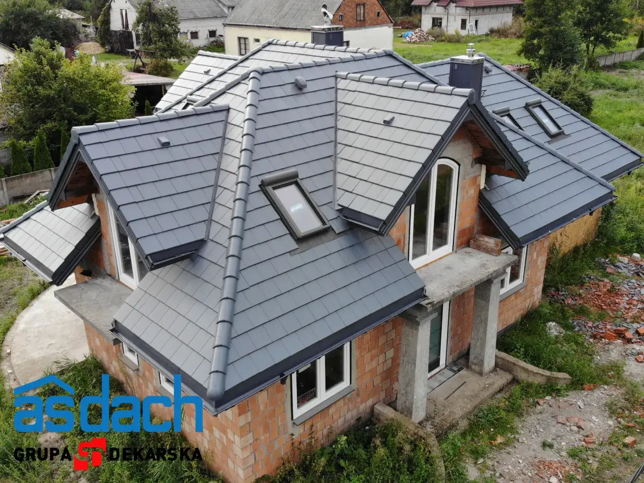 Zdjęcie Jakie dachówki najlepiej sprawdzą się na dachu kopertowym - poradnik wyboru